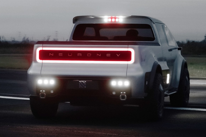 Bán tải điện Neutron T/On cũng sở hữu một ngôn ngữ thiết kế không quá “giả tưởng” như Cybertruck. Thay vào đó, T/One mang thiết kế hơi hướng tương lai nhưng lại có một chút thực dụng và mềm mại hơn. Có thể thấy, chiếc xe có nét hao hao giống Rivian R1T, một chiếc bán tải chạy điện khác cũng ra mắt trong thời gian gần đây. Tuy nhiên, cả hai dường như đã bị cướp mất sân khấu bởi chiếc xe tải chạy điện của Elon Musk.