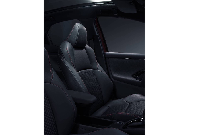 Trên các phiên bản cao cấp nhất, tài xế lái Yaris sẽ được cung cấp các thông tin quan trọng nhất thông qua bảng đồng hồ kỹ thuật số, phía trên kính là màn hình hiển thị HUD màu 10 inch và bên canh là hệ thống thông tin giải trí Toyota Touch cảm ứng. Các trang bị cao cấp khác bao gồm bàn sạc không dây, tay lái có sưởi và đèn chiếu sáng đổi màu LED xung quanh cabin.