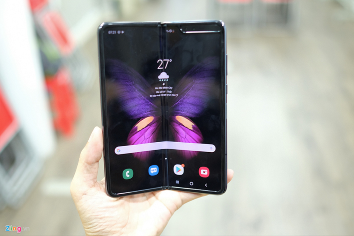 Samsung Galaxy Fold (1.980 USD) - Galaxy Fold là mẫu smartphone màn hình gập đầu tiên của Samsung. Máy được kỳ vọng thay đổi bộ mặt ngành công nghiệp di động và thói quen sử dụng của người dùng. Giữa tháng 9, máy đã được bán ra tại Hàn Quốc và được một cửa hàng xách tay về Việt Nam với mức giá 99 triệu đồng. Hiện tại, chưa rõ khi nào sản phẩm này được bán ra chính hãng.