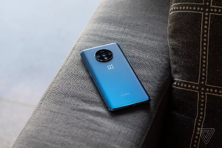 OnePlus 7T (600 USD) - Máy có thiết kế mặt trước tương đồng với chiếc OnePlus 7 khi sử dụng màn hình giọt nước. Màn hình này sử dụng tấm nền OLED, tần số quét 90 Hz, hỗ trợ công nghệ hiển thị HDR10 và HDR10+. Phần mặt lưng được hoàn thiện từ chất liệu kính mờ, làm bo cong đều sang hai cạnh.