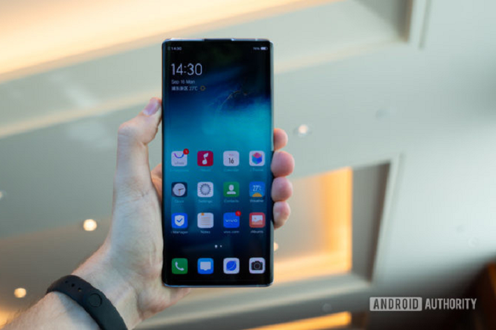 Vivo Nex 3 (700 USD) - Đây là chiếc điện thoại đầu tiên trên thế giới được trang bị màn hình "thác nước", cho diện tích hiển thị chiếm 99,6% mặt trước. Để có được thiết kế này, hãng đã loại bỏ các phím bấm vật lý ở cạnh bên. Mặt lưng của máy nổi bật với hệ thống 3 camera xếp trong vòng tròn với tên gọi Lunar Ring. Ngoài ra, máy cũng được trang bị công nghệ sạc nhanh Super FlashCharge có công suất 44 W.