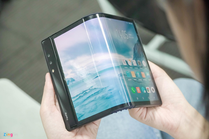Royole Flexpai (1.318 USD) - Đây là chiếc smartphone màn hình gập đầu tiên trên thế giới. Khác với Galaxy Fold, máy có thiết kế gập màn hình ra bên ngoài. Qua một số trải nghiệm nhanh, Royole Flexpai được hoàn thiện khá tốt, phần khung chắc chắn. Hai mép màn hình được tích hợp nam châm, giúp giữ phần bản lề ổn định hơn khi gập máy. Tuy nhiên, màn hình hiển thị cho màu sắc xỉn, ám vàng. Thêm vào đó, máy cũng gặp phải hiện tượng chết điểm ảnh ở phần viền.