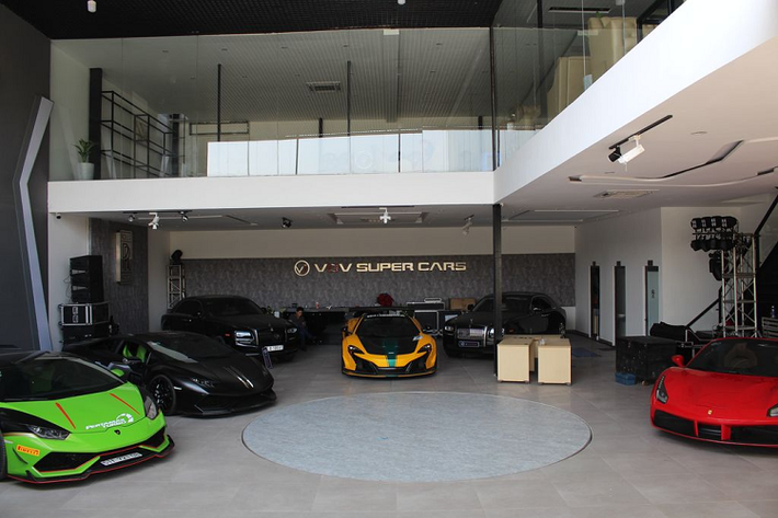Nhìn bố trí bên trong showroom siêu xe và xe sang này, chúng ta có thể thấy mỗi khu vực là một góc của các thương hiệu đình đám thế giới hiện nay như Ferrari, Mclaren, Lamborghini hay Rolls-Royce...