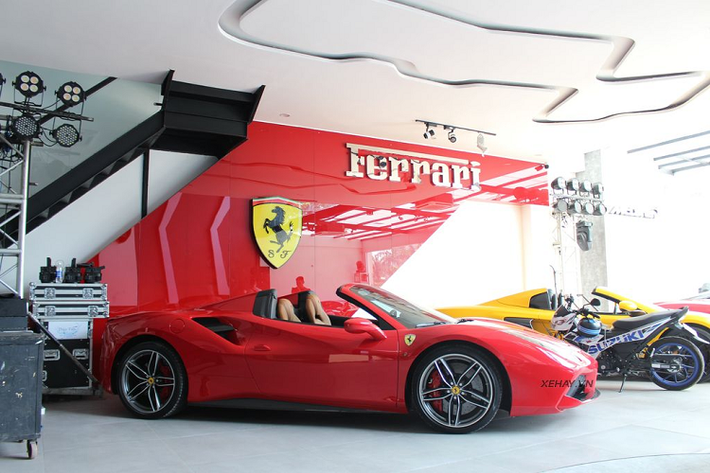 Dàn siêu xe trăm tỷ hùng hậu xuất hiện trong showroom bao gồm; Ferrari 488 Spider, Audi R8 V10 Plus, McLaren 720S, Rolls-Royce Ghost, McLaren 650S Spider với một chiếc đã độ Liberty Walk.
