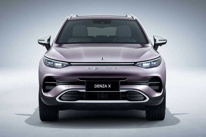 Chính vì vậy, sẽ khó có thể tránh khỏi việc xe điện Trung Quốc Denza X thừa hưởng khá nhiều các chi tiết thiết kế mang âm hưởng của hãng xe sang Đức Mercedes-Benz.