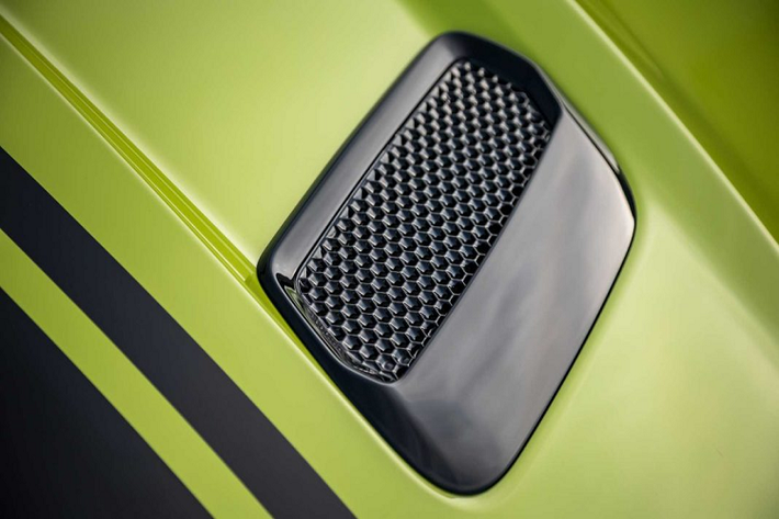 Ford Úc đã hợp tác cùng Harrod Performance – đơn vị phân phối các phụ tùng Ford Performance lớn nhất bên ngoài nước Mỹ để tạo nên chiếc Mustang R-Spec này. Xe cũng sở hữu hệ thống ống xả có khả năng thay đổi âm thanh theo 4 chế độ: Quite, Normal, Sport và Race Track.