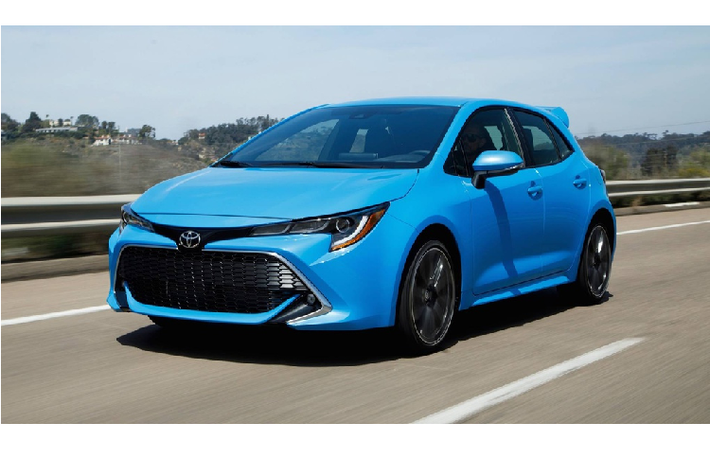 Toyota Corolla. Model mới được thiết kế lại cho khả tiết kiệm nhiên liệu tốt hơn. Hàng ghế sau hơi chật do mui xe vuốt về sau. Cả bản hybrid và bản động cơ 1.8L đều tăng tốc chậm, hộp số CVT hơi ồn. Động cơ 2.0L 169 mã lực được trang bị cho bản đời cao. Hãng xe Nhật đã cải thiện đáng kể khả năng lái của Corolla.