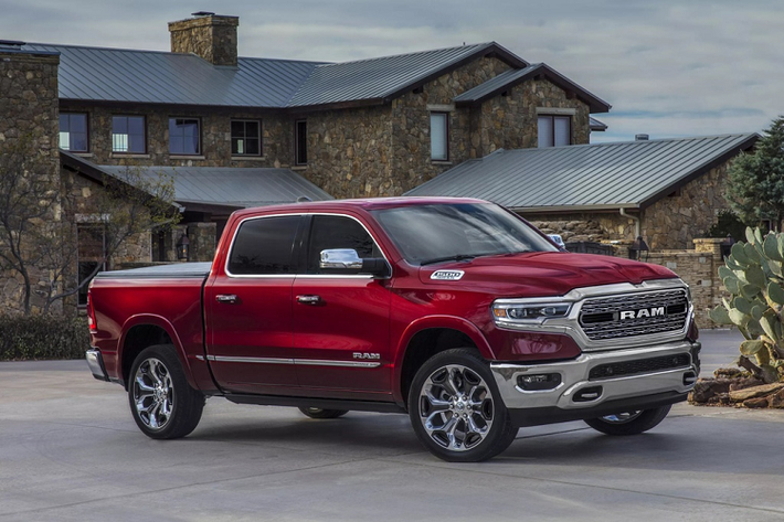 Bán tải RAM. Model mới nhất Ram 1500 có sự bứt phá mạnh mẽ về trang bị và hệ thống treo. Xe sử dụng động cơ V6 3.6L hoặc V8 5.7L, dẫn động 4WD. Khoang lái yên tĩnh nhờ khả năng chống ồn tốt. Không gian hàng ghế sau rất rộng, hệ thống thông tin giải trí dễ điều khiển. Bản đời cao Limited được trang bị màn hình tới 12 inch. Các tính năng an toàn nâng cao gồm cảnh báo va chạm trước, phanh khẩn cấp tự động, cảnh báo điểm mù (tùy chọn).