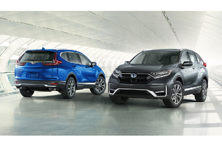 Honda CR-V. Nhờ cabin rộng rãi, tiết kiệm nhiên liệu, khả năng xử lý lái linh hoạt, nhiều trang bị an toàn, Honda CR-V luôn có mặt trong danh sách SUV cỡ nhỏ được ưa chuộng tại Mỹ. Động cơ tăng áp 1.5L 190 mã lực cho khả năng vận hành trơn tru ngay cả ở tốc độ thấp. Mức tiêu thụ nhiên liệu trung bình 8,4 lít/100 km, lái linh hoạt, cabin yên tĩnh, nội thất rộng rãi đặc biệt là hàng ghế sau.