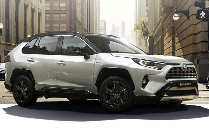 Toyota RAV4. Model mới nhất sở hữu thiết kế hầm hố, khoang lái thu hẹp diện tích. Bản động cơ 2.5L 4 xi-lanh đi cùng hộp số tự động 8 cấp cho khả năng tăng tốc nhanh chóng. Xe có cả bản hybrid cho người dùng muốn tiết kiệm nhiên liệu. Trải nghiệm lái không được thoải mái, tay lái cứng, động cơ ồn ào dù không gặp khó khăn khi vào cua.