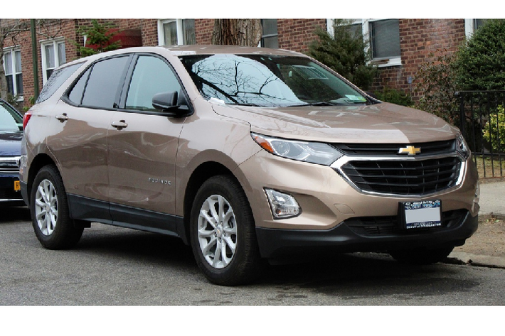 Chevrolet Equinox. Tập trung vào phân khúc SUV cỡ nhỏ thông dụng, mẫu xe Chevrolet gây ấn tượng với nhiều tính năng công nghệ cao, phong cách lái ổn định, nội thất rộng rãi. Tuy nhiên, bản động cơ tiêu chuẩn không thực sự mạnh mẽ và tiết kiệm nhiên liệu như hứa hẹn. Có khoảng 303.000 chiếc được bán ra thị trường Mỹ trong năm nay.