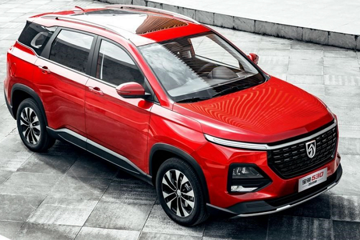 Những thay đổi ở mẫu xe Baojun 530 2020 mới về mặt thiết kế ngoại thất bao gồm thiết kế lưới tản nhiệt được cập nhật, đèn pha LED mỏng hơn và dài hơn, bên cạnh cản trước mới được sửa đổi nhẹ hàng thể thao hơn. Chưa dừng lại đó, ‘’dàn chân’’ xe cũng được nâng cấp với bộ mâm thể thao và năng động hơn.