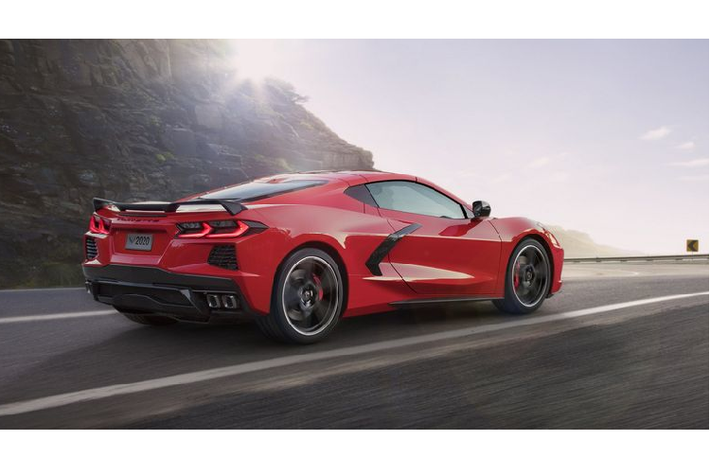 Bên cạnh những tiết lộ chi tiết về hiệu năng, Chevrolet cũng đặc biệt đề cao động cơ và hộp số mới trên Corvette. Mẫu xe sử dụng một hệ thống bơm các te khô với 3 bơm lọc, biến C8 trở thành “mẫu Stingray đua thứ thiệt nhất trong lịch sử.” Theo như lời giải thích từ Chevrolet, hệ thống bôi trơn này tạo nên một hiệu suất động cơ vượt trội ngay cả ở những nước ga đầu tiên khi vượt quá 1g. Thay đổi này còn tăng 25% khả năng làm mát so với mẫu LT1.