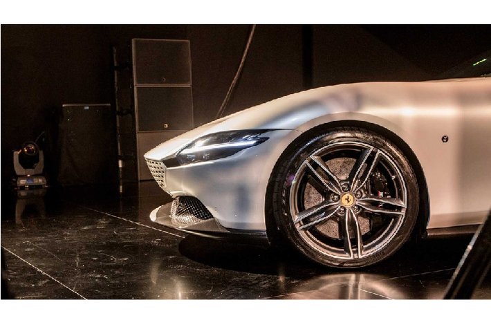 Theo ông Flavio Manzioni – trưởng bộ phận thiết kế của Ferrari, chiếc Roma là sự giao thoa giữa khả năng vận hành và vẻ đẹp thuần khiết. “Phần đầu xe nổi bật với thiết kế bo tròn nhưng không kém phần mạnh mẽ. Khoang hành khách nhỏ, được bố trí ngay trên cầu sau. Đây là một trong những điểm đặc trưng của những mẫu xe Ferrari GT vào những năm 50 và 60 của thế kỷ trước”.