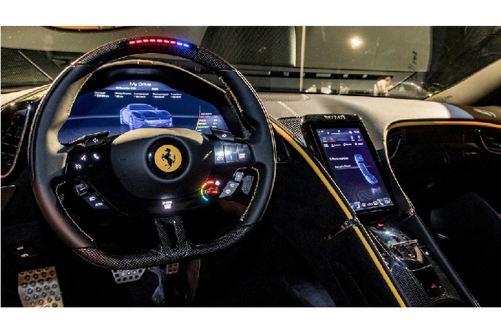 Vô lăng của Ferrari Roma mang chất thể thao với phần đáy được vát bằng, tuy nhiên không nhiều phím bấm chức năng thiên về khả năng vận hành mà được trang bị thêm phím cảm ứng giúp người lái điều chỉnh các chức năng khác của xe mà không cần phải buông tay khỏi vô lăng.