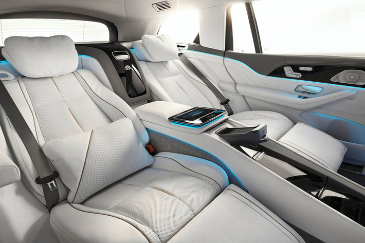 Ngay cả ở trạng thái cơ bản nhất, nội thất Maybach GLS vẫn tràn ngập tiện nghi cao cấp khi sử dụng da bọc Nappa, cửa sổ trời cỡ lớn với 2 chế độ kính mờ/trong, tấm che nắng chỉnh điện, điều hòa độc lập cho ghế sau… Xe còn trang bị nước hoa hảo hạng trong gói tùy chọn AIR-BALANCE.