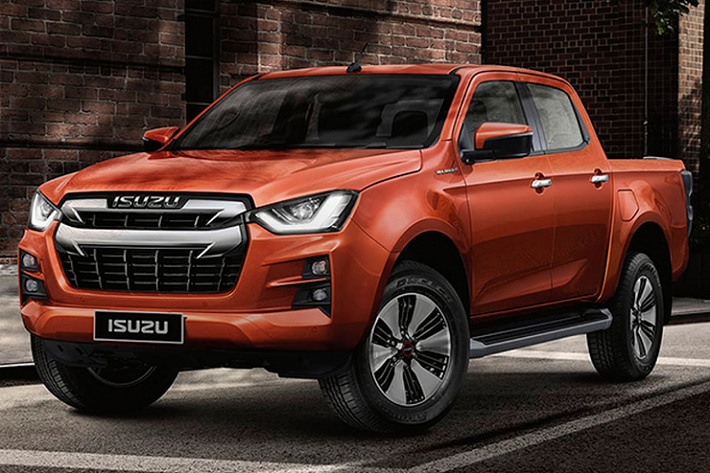 Isuzu D-max hoàn toàn mới dài hơn 65 mm, rộng hơn 10 mm, thấp hơn 30 mm, trong khi chiều dài cơ sở dài hơn 30 mm. Về thiết kế ngoại thất, Isuzu D-Max vẫn duy trì phong cách thiết kế vuông vức mạnh mẽ của ‘’người tiền nhiệm’’. Tuy nhiên, Isuzu đã thêm nhiều chi tiết giúp D-Max thêm nổi bật và thu hút hơn như: cụm lưới tản nhiệt cỡ lớn theo phong cách Audi kéo dài toàn bộ chiều cao của phần đầu xe.