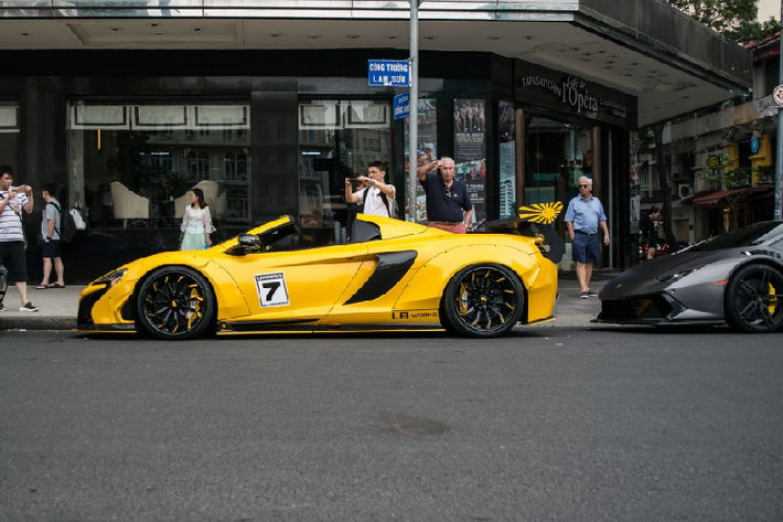 Tuy nhiên, để có thể lắp đặt những gói độ Liberty Walk, những người thợ độ cần phải cắt bỏ một phần thân xe để đảm bảo hoạt động cho hệ thống phuộc khí nén. Đây cũng chính là một trong những lý do khiến không ít những vị chủ nhân còn e ngại khi lựa chọn gói độ này.