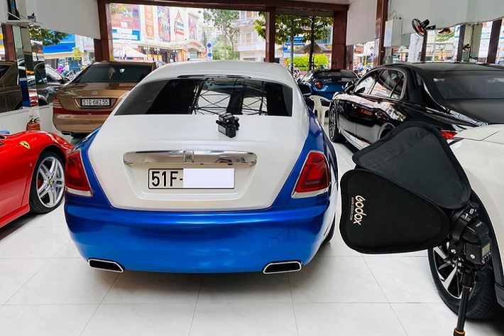 Nửa thân trên của chiếc Rolls-Royce Wraith hoàn thành màu trắng English, còn nửa thân dưới là xanh Salamanca. Xe siêu sang Rolls-Royce Wraith vẫn sử dụng khối động cơ V12, dung tích 6.6 lít, sản sinh công suất tối đa 623 mã lực tại vòng tua máy 5.600 vòng/phút và mô-men xoắn cực đại đạt 800 Nm tại dải vòng tua máy 1.500 – 5.500 vòng/phút.