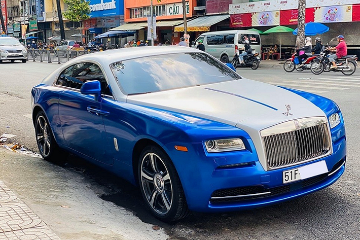 Dù chỉ được thực hiện theo phương pháp đổi màu sơn bằng đề-can, nhưng bộ áo mới của chiếc Coupe siêu sang Rolls-Royce Wraith này cũng gây ấn tượng mạnh với giới mê xe tại Việt Nam. Bộ áo cực chất này được lấy ý tưởng từ chiếc Rolls-Royce Wraith phiên bản cá nhân hoá với hai màu sơn xanh Salamanca và trắng English của nhà giàu Trung Đông.