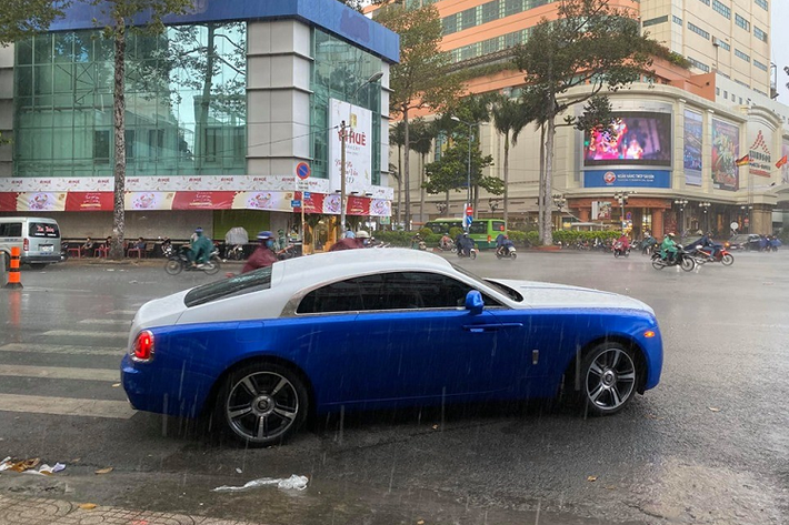 Xe mang hai tông màu là xanh Salamanca và trắng English. Ngoài bộ áo mới, chiếc coupe siêu sang Rolls-Royce Wraith màu độc này này còn có nhiều chi tiết mạ crôm sáng bóng và chủ nhân của xe còn có dự án thay bộ mâm độ cho xe. Hiện tại, chiếc Rolls-Royce Wraith này mang bộ mâm 5 chấu kép sơn hai tông màu tương phản là crôm và đen.