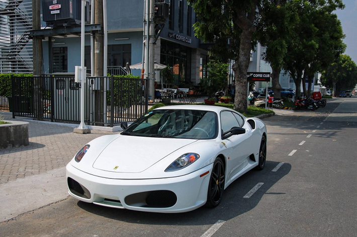 Chiếc siêu xe Ferrari F430 từng thuộc sở hữu của ông Đặng Lê Nguyên Vũ mới đây đã được một showroom tư nhân tại quận 5 mua lại. Siêu xe này có màu đỏ nguyên bản nhưng đã được ông Vũ đổi sang màu trắng ngoại thất.