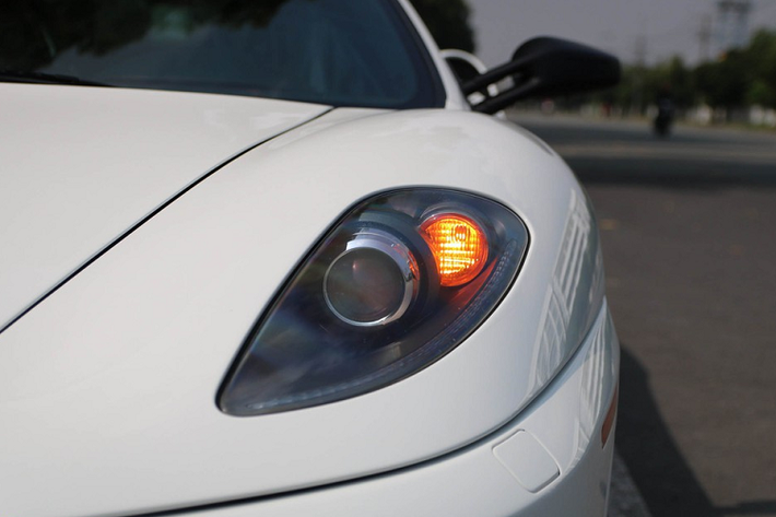Ngoại hình của Ferrari F430 do hãng thiết kế danh tiếng Pininfarina vẽ và lấy cảm hứng từ xe đua 156 F1 mùa giải 1961. Chính vì thế mà sau 15 năm, mẫu xe này vẫn tạo được sự thu hút đối với các tín đồ mê siêu xe.