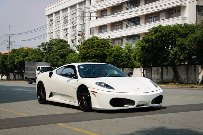 Cùng với Lamborghini Gallardo, Ferrari F430 là mẫu siêu xe lừng lẫy một thời, mở đầu phong trào chơi siêu xe của giới nhà giàu tại Việt Nam. Số lượng của mẫu xe này tại Việt Nam không nhiều, chỉ khoảng 10 chiếc, trong đó có 3 phiên bản Spider.
