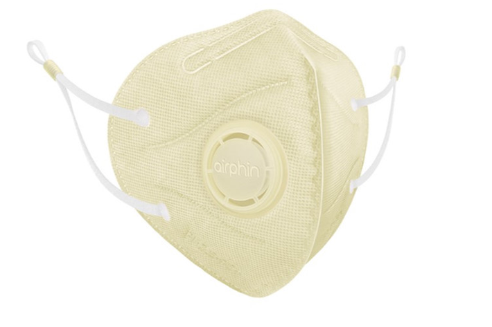 Airphin là thương hiệu đến từ Tây Ban Nha. Khẩu trang có thể lọc hơn 95% các hạt bụi mịn với kích cỡ dưới 2.5 µm. Bên cạnh đó, sản phẩm còn có lớp lọc UPF 50+ bảo vệ da khỏi tia cực tím. Airphin có nhiều màu sắc trẻ trung như xanh lá, hồng, vàng, giá bán từ 50.000 đồng. Ảnh: Airphin.
