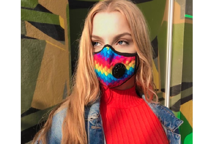 Những mẫu khẩu trang Vogmask có thiết kế bắt mắt và giá từ 811.000 đồng, cao hơn so với các đối thủ. Sản phẩm đạt tiêu chuẩn N99 (có thể lọc 99% những hạt bụi siêu mịn, phấn hoa, vi khuẩn…). Khẩu trang Vogmask có thể tái sử dụng được nhiều lần. Ảnh: Vogmask.