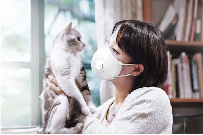 Xiaomi AirPOP được bán với giá 69.000 đồng. Khẩu trang có 4 lớp, ngăn được những loại bụi có kích thước siêu nhỏ như PM2.5. Bên cạnh đó, sản phẩm còn có van xoay để thoát khí và hơi nóng, tránh tình trạng mắt kính bị mờ khi người dùng mang khẩu trang. Ảnh: Xiaomi.