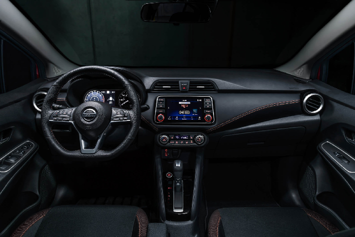 Nissan gọi đây là nền tảng “V-platform” vốn đã được sử dụng trên mẫu hatchback Nissan Micra 2019 thế hệ mới. Bên dưới nắp ca-pô xe là động cơ xăng 4 xy-lanh thẳng hàng dung tích 1.6L hút khí tự nhiên (N/A) cho công suất tối đa 122 mã lực và mô-men xoắn cực đại 154 Nm.