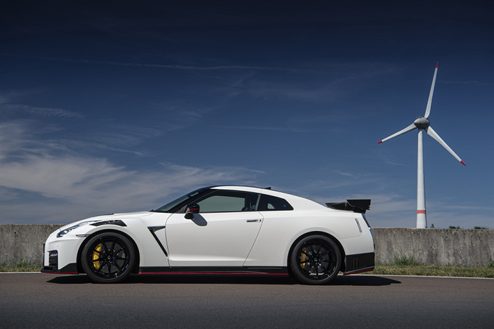 Hệ thống tăng áp turbo của siêu xe Nissan GT-R NISMO mới được thừa hưởng trực tiếp từ công nghệ của mẫu xe GT-R GT3. Xe vẫn sử dụng khối động cơ V6 3.8L, sản sinh công suất 600 mã lực và mô men xoắn cực đại 652 Nm. GT-R NISMO 2020 sử dụng hộp số ly hợp kép 6 cấp được nâng cấp với chế độ lái R.