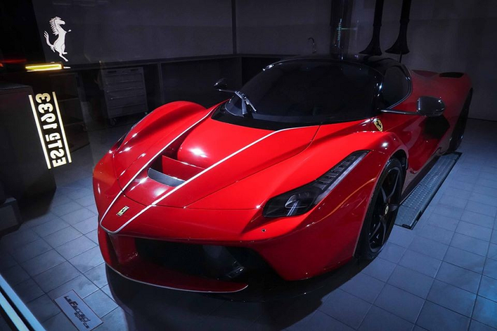 Trong một căn phòng cửa kính không cho người ngoài vào trong là có 4 cực phẩm Ferrari LaFerrari Aperta, Ferrari LaFerrari Coupe, Ferrari Enzo và Ferrari F50 xếp cạnh nhau. Kế đó không xa là Ferrari F40 và Ferrari 288 GT0 cùng tông màu đỏ.