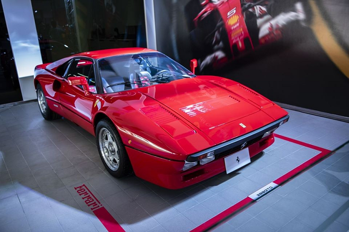 "Trái tim" của siêu xe Ferrari LaFerrari Aperta tại Thái Lan vẫn là động cơ xăng V12, dung tích 6,3 lít, sản sinh công suất tối đa 800 mã lực kết hợp cùng với mô-tơ điện có công suất tối đa 163 mã lực. Như vậy, Ferrari LaFerrari Aperta sở hữu công suất tổng cộng là 963 mã lực và mô-men xoắn cực đại đạt 900 Nm.