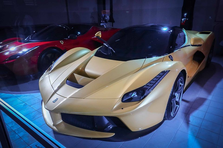 Tổng giá trị cho 6 chiếc siêu xe Ferrari này ở Thái Lan là hơn 766 tỷ đồng. Tất nhiên đắt đỏ nhất trong số các siêu xe "ngựa chồm" này phải kể đến Ferrari LaFerrari Aperta có giá xuất xưởng 1,9 triệu đô la và khi về Thái Lan sau khi đóng đầy đủ loại thuế, chiếc Ferrari LaFerrari Aperta độc nhất vương quốc chùa tháp có giá không dưới 200 tỷ đồng.