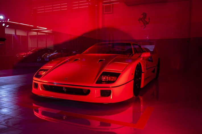 Ngoài Ferrari LaFerrari Aperta, 5 chiếc siêu xe Ferrari còn lại cũng thuộc diện đắt đỏ và hiếm có tại Thái Lan. Khá thú vị là trong dàn cực phẩm Ferrari hơn 766 tỷ đồng ở Thái Lan này chỉ có duy nhất chiếc Ferrari LaFerrari Coupe mang màu sơn vàng, lạc tông so với 5 chiếc còn lại có bộ áo đỏ rất đặc trưng của hãng xe có logo "ngựa chồm".