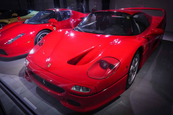 Hệ dẫn động hybrid mạnh mẽ này cho phép Ferrari LaFerrari Aperta tăng tốc từ vị trí xuất phát lên 100 km/h trong thời gian dưới 2,8 giây, từ 0 đến 200 km/h trong 7 giây trước khi đạt vận tốc tối đa 350 km/h.