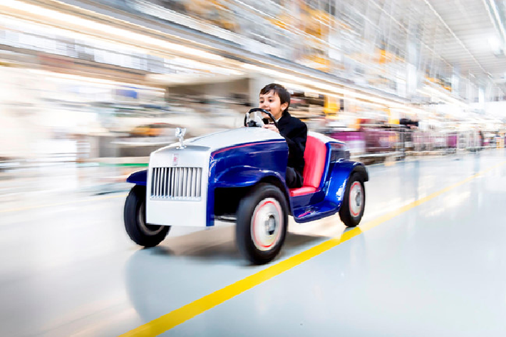 Tại bệnh viện Saint Richard's Hospital, Rolls-Royce thậm chí còn dựng cả biển báo giao thông ở hành lang để trẻ có trải nghiệm lái xe như thật.