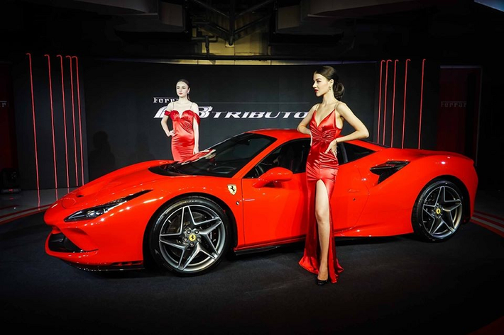 Siêu xe Ferrari F8 Tributo được xem là mẫu xe tiền nhiệm của Ferrari 488 GTB nhưng "ngựa chồm" này vẫn được trang bị khối động cơ V8, dung tích 3.9 lít, tăng áp kép quen thuộc. "Trái tim" này trên siêu xe Ferrari F8 Tributo sẽ sản sinh công suất tối đa 710 mã lực tại vòng tua máy 8.000 vòng/phút và mô-men xoắn cực đại 770 Nm tại tua máy 3.250 vòng/phút. Các thông số này giống hệt với mẫu siêu xe Ferrari 488 Pista.