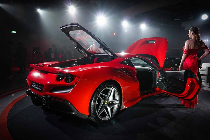 Lý do cho việc giới thiệu Ferrari F8 Tributo khá trễ tại thị trường Thái Lan đến từ việc kỷ niệm 10 năm thành lập Cavallino Motors, nhà nhập khẩu chính thức của hãng Ferrari tại Thái Lan.