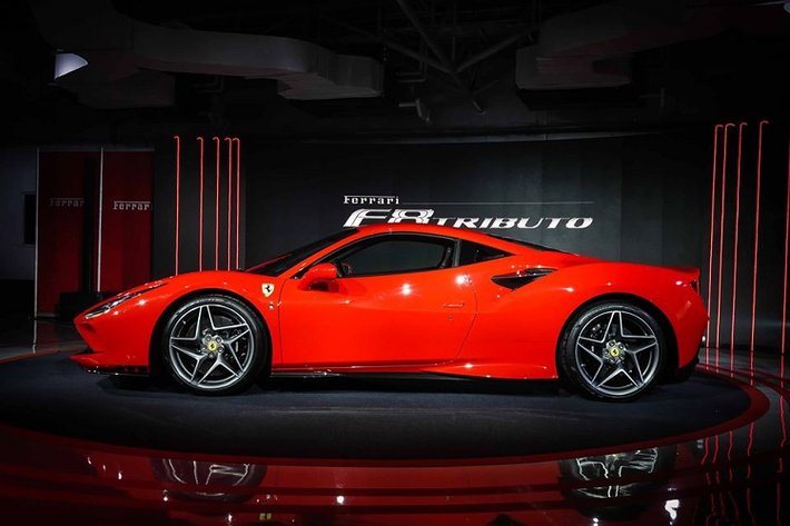 Ferrari F8 Tributo ra mắt Thái Lan. Như vậy sau Việt Nam, đại gia Thái giờ mới được giới thiệu Ferrari F8 Tributo chính hãng. Khác biệt duy nhất của nhà giàu Thái với giới đại gia Việt chính là họ được quyền đặt mua ngay. Giá xe Ferrari F8 Tributo chính hãng từ 25,2 triệu Baht, tương đương 19,27 tỷ đồng. Thời gian giao hàng dự kiến vào đầu năm 2020.