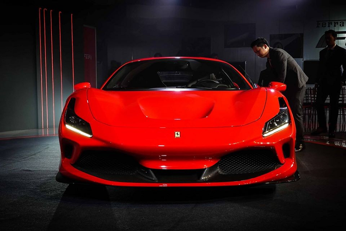 Vào tối hôm qua, ngày 7/11/2019 vừa qua, giới nhà giàu Thái Lan đã được giới thiệu siêu xe Ferrari F8 Tributo. Chiếc xe ra mắt ở Thái Lan cũng chính là mẫu xe Ferrari F8 Tributo trưng bày ở Việt Nam vào giữa tháng 10 vừa qua.