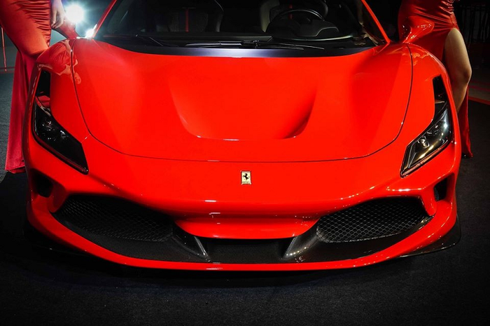 Được biết, trong buổi ra mắt siêu xe Ferrari F8 Tributo chính hãng tại Thái Lan có hơn 52 siêu xe Ferrari của nhà giàu ở đây đến tham dự. Trong số này có những "cực phẩm" mà giới nhà giàu Việt "thèm khát" như Ferrari Enzo, Ferrari LaFerrari Coupe, Ferrari LaFerrari Aperta, 3 chiếc Ferrari F12tdf cùng một rừng siêu xe Ferrari từ cổ chí kim khác.