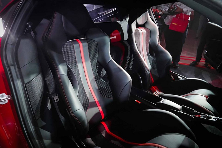 Đầu tiên chính là hốc gió S-Duct lấy cảm hứng từ xe Công thức 1 giống như Ferrari 488 Pista sở hữu. Tuy nhiên, hốc gió S-Duct trên Ferrari F8 Tributo đã được hãng siêu xe Ý thiết kế lại giúp tăng lực ép xuống mặt đường thêm 15% so với "đàn anh" 488 GTB.