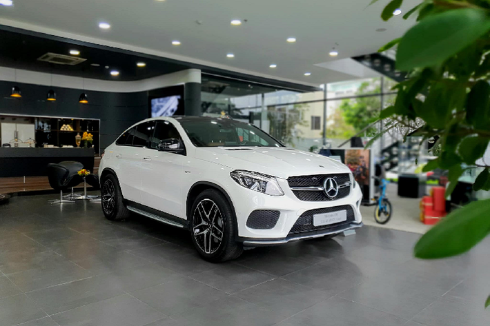 Ngoài ra, GLE 43 còn sử dụng hệ thống treo khí nén, hệ thống lái thể thao trợ lực điện Direct-Steer, vô-lăng tích hợp lẫy chuyển số, 5 chế độ lái Comfort, Sport, Sport+, Slippery và Individual.