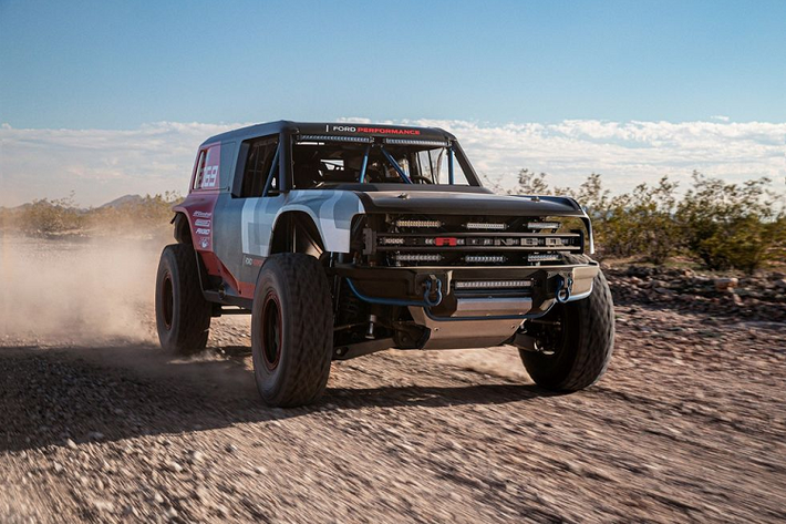 Là một mẫu xe địa hình Ford đúng nghĩa, Bronco R sở hữu phong cách thiết kế đậm chất bụi bặm và hoang dã. Phần đầu xe, nổi bật hơn cả là dàn đèn LED trợ sáng cực mạnh cùng bộ cản trước sơn đèn sần hầm hố cùng bộ lưới tản nhiệt mang thương hiệu Bronco.