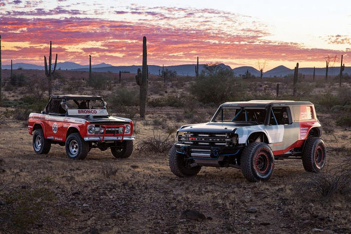Cũng giống bao mẫu xe chuyên đi Off-Road khác, Ford Bronco R cũng sở hữu cho mình các đặc tính nổi bật như hệ thống treo trước độc lập với hành trình 356mm cùng thiết kế khung gầm 5 điểm liên kết với hành trình 457mm. Mẫu xe này cũng đi kèm với trang bị giảm sóc của Fox và mâm xe bằng hợp kim nhôm kích cỡ 17inch và lốp chuyên dụng BFoodrich.