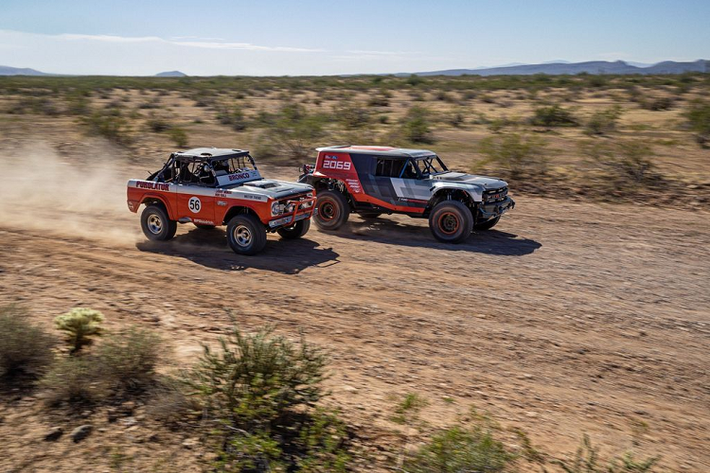 Về truyền động, Bronco R sẽ sử dụng khối động cơ EcoBoost tăng áp kép với 2 tuỳ chọn về thể tích xy-lanh, bao gồm động cơ V6 2.7L cho ra công suất tối đa 325 mã lực và mô-men xoắn cực đại 542 Nm. Tiếp tới là loại động cơ V6 3.5L cho ra công suất 375 mã lực hoặc 450 mã lực tuỳ chọn.
