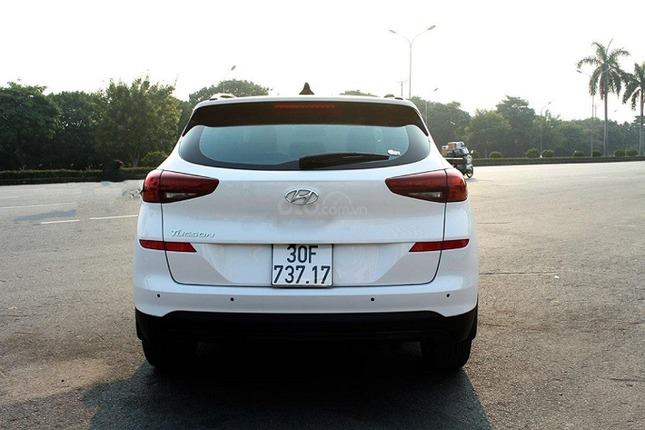 Các động cơ trên Hyundai Tucson sẽ kết hợp cùng hộp số tự động 6/7/8 cấp tuỳ bản và hệ dẫn động cầu trước FWD. Xe có 3 chế độ lái là Comfort, Sport và Eco. Hiện tại, giá xe Hyundai Tucson 2020 được niêm yết ở dao động từ 799-940 triệu đồng cho 4 tuỳ chọn phiên bản.